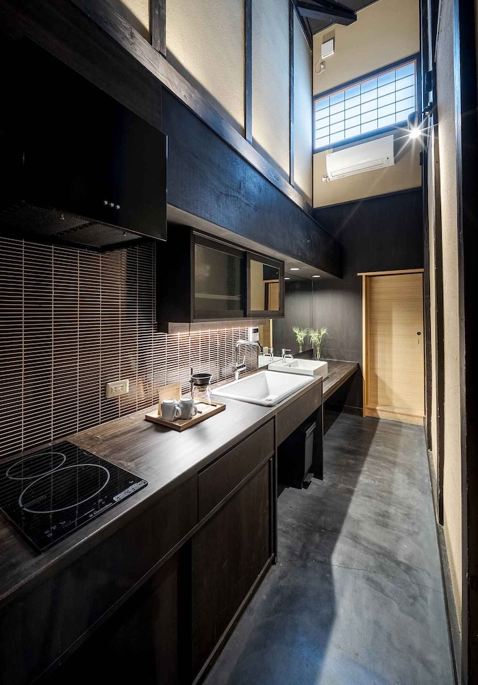 トラディショナル ハウス 2 ベッドルーム キッチン ガーデンビュー 専用キッチン2 | Konoha Yura Machiya House