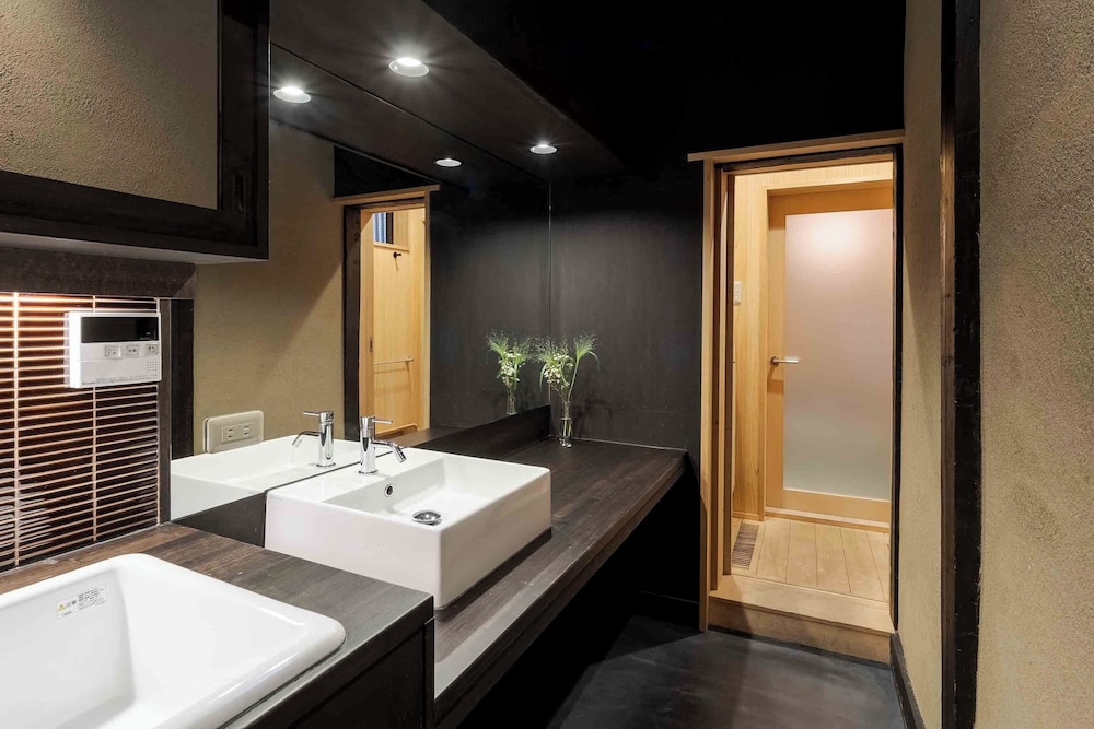 トラディショナル ハウス 2 ベッドルーム キッチン ガーデンビュー バスルームのシンク0 | Konoha Yura Machiya House