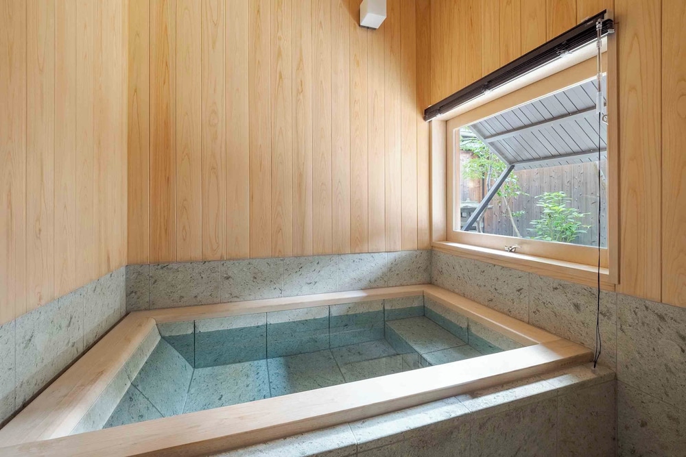 トラディショナル ハウス 2 ベッドルーム キッチン ガーデンビュー バスルーム0 | Konoha Yura Machiya House