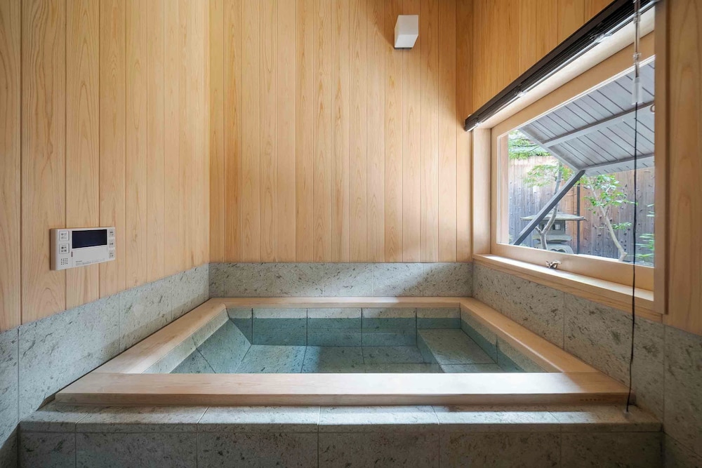 トラディショナル ハウス 2 ベッドルーム キッチン ガーデンビュー バスルーム1 | Konoha Yura Machiya House