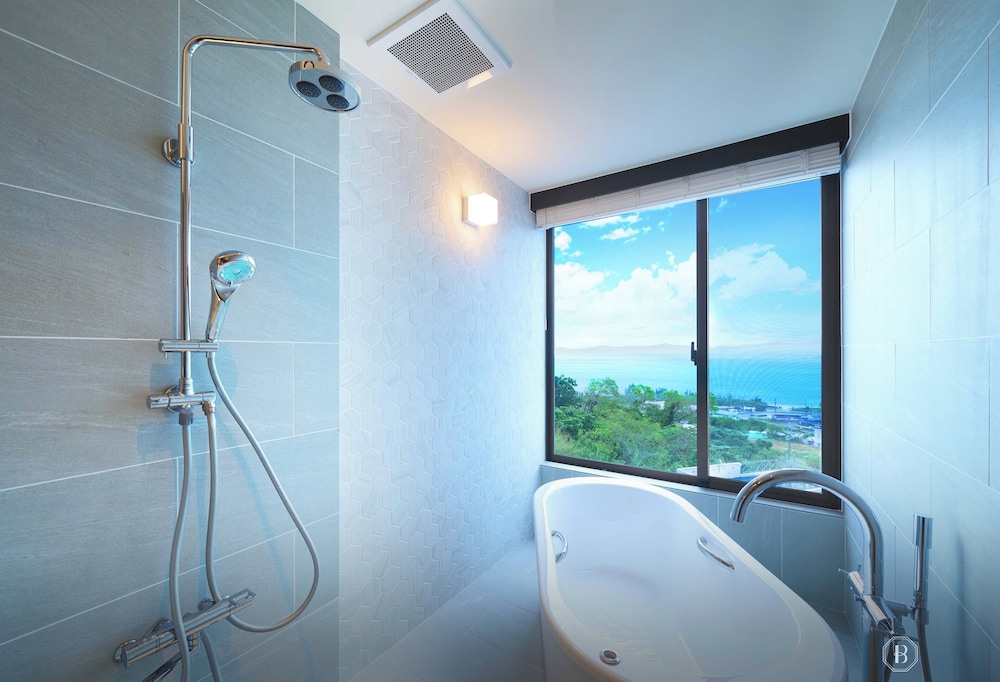 デラックス スイート オーシャンビュー バスルーム1 | BATON SUITE 沖縄古宇利島