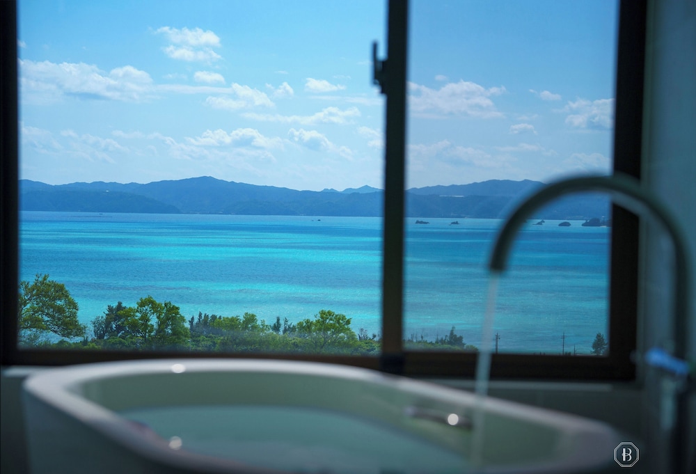 デラックス スイート オーシャンビュー バスルーム0 | BATON SUITE 沖縄古宇利島