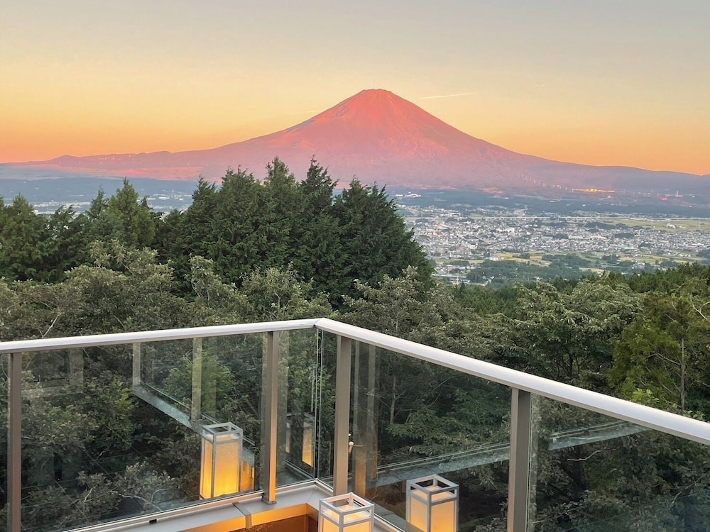プレミアム ヴィラ 富士山と御殿場の夜景を一望 半露天風呂付き 禁煙 [山] バルコニーからの眺望4 | Wellリゾート富士