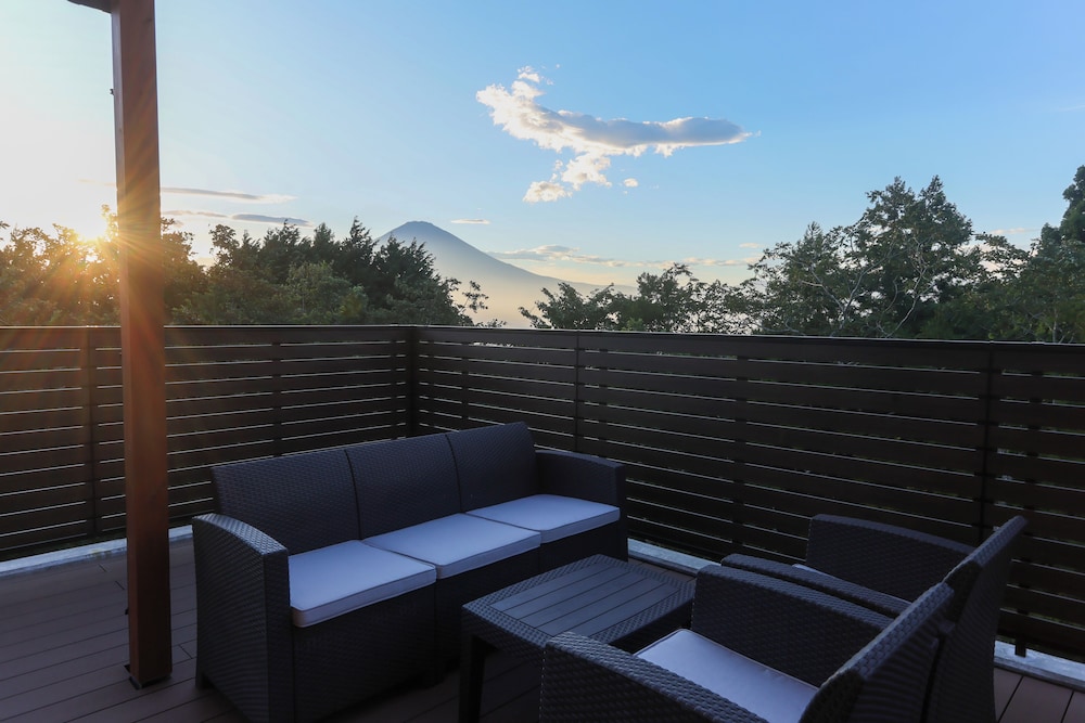 プレミアム ヴィラ 富士山と御殿場の夜景を一望 半露天風呂付き 禁煙 [山] テラス / パティオ1 | Wellリゾート富士