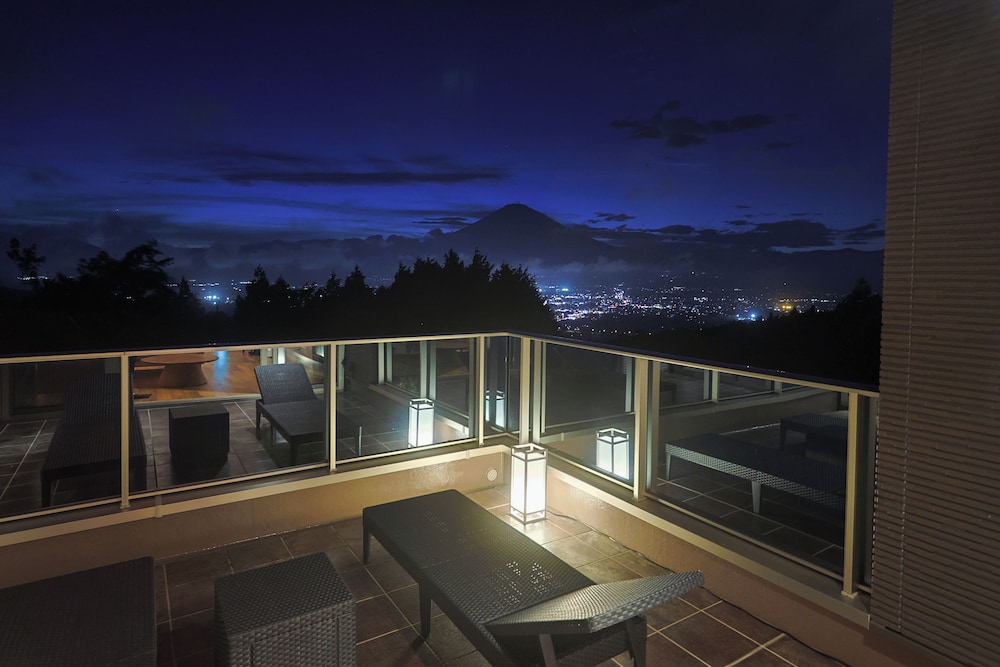 プレミアム ヴィラ 富士山と御殿場の夜景を一望 半露天風呂付き 禁煙 [山] テラス / パティオ0 | Wellリゾート富士