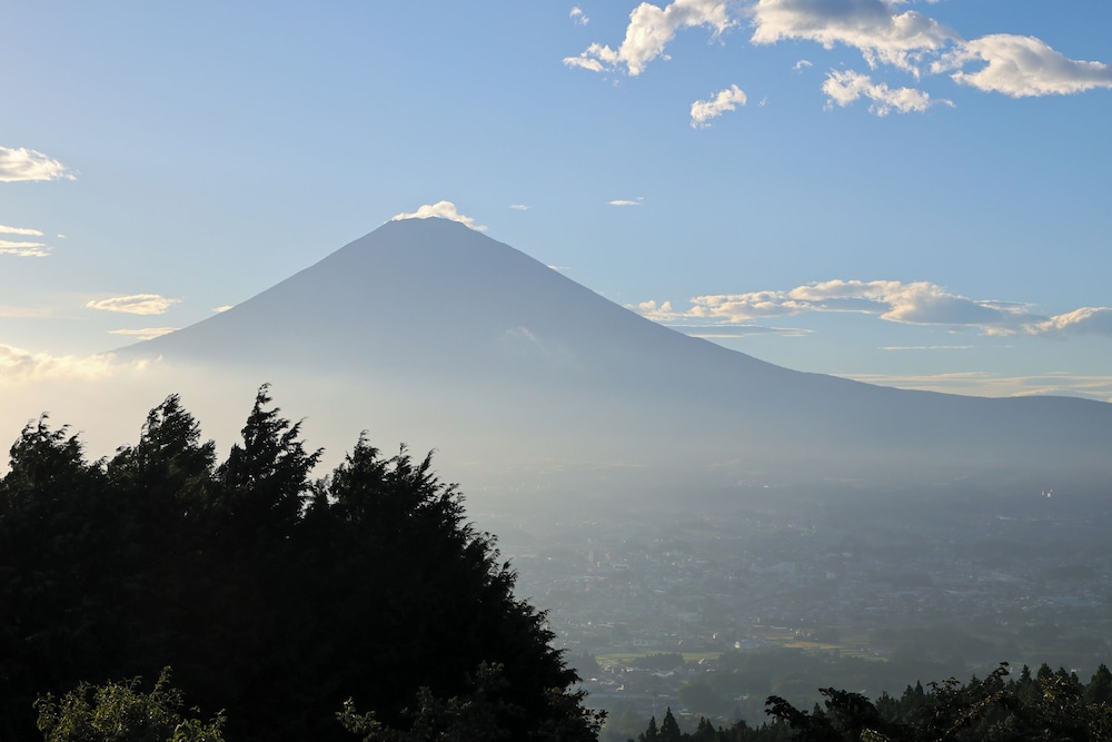 プレミアム ヴィラ 富士山と御殿場の夜景を一望 半露天風呂付き 禁煙 [山] バルコニーからの眺望1 | Wellリゾート富士