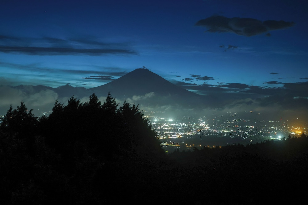 プレミアム ヴィラ 富士山と御殿場の夜景を一望 半露天風呂付き 禁煙 [山] バルコニーからの眺望3 | Wellリゾート富士