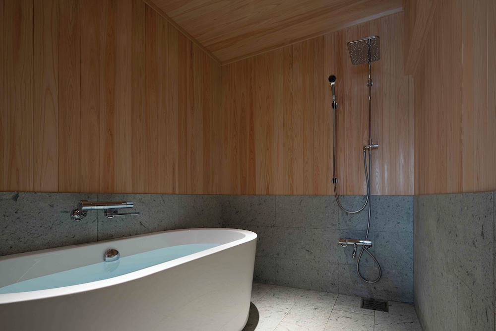 スーペリア アパートメント バスルーム1 | KUTSUROGI SAUNA and STAY