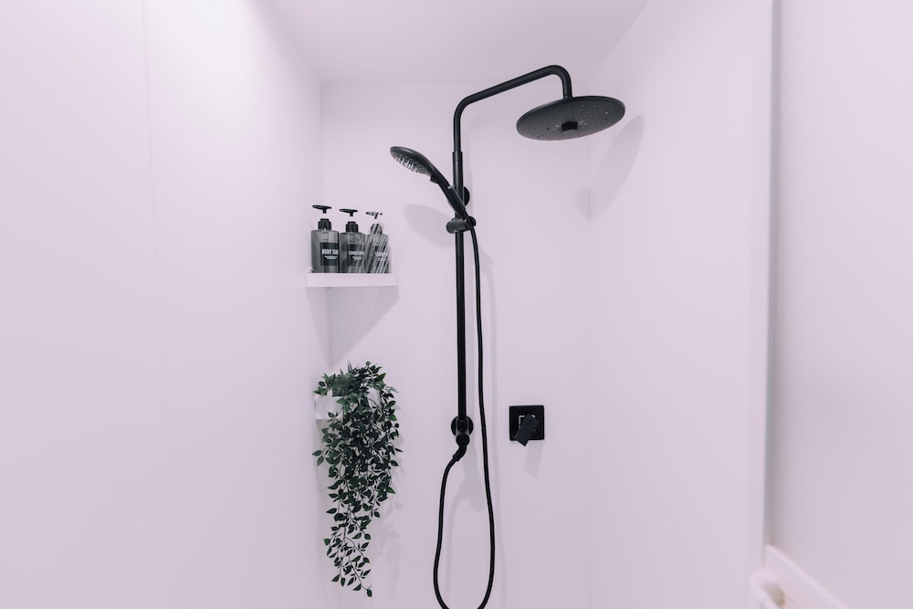 アパートメント 1 ベッドルーム 禁煙 専用バスルーム バスルームのシャワー1 | Minimalist Loft 201