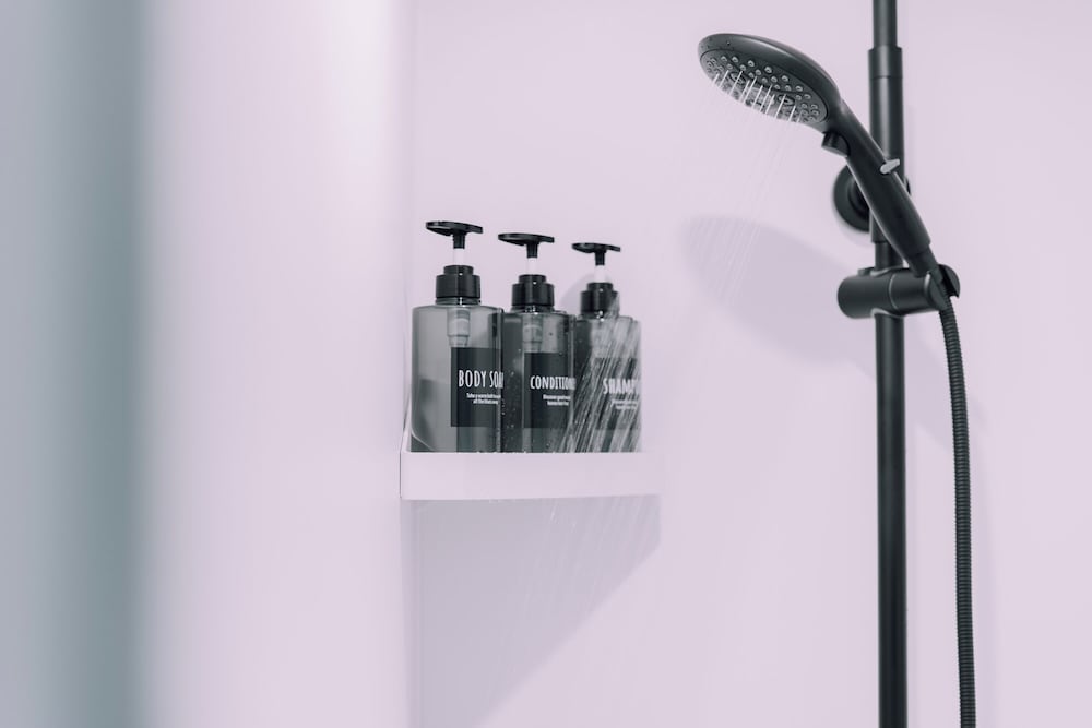 アパートメント 1 ベッドルーム 禁煙 バスルームのシャワー1 | Minimalist Loft 302