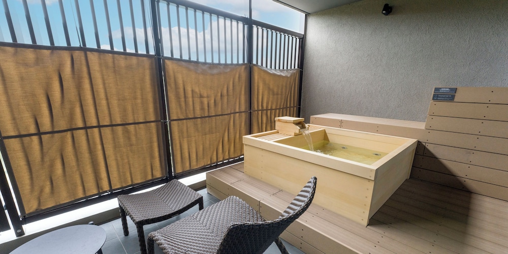 [B] スイート (2クイーンベッド + 1キングベッド) / ペット不可 6名定員 禁煙 バスルーム3 | Rakuten STAY TERRACE 箱根小涌谷