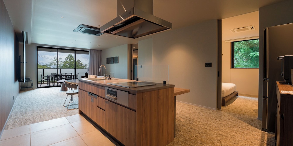 [C] 2クイーンベッド + 1キングベッド / ペット不可 6名定員 禁煙 専用キッチン0 | Rakuten STAY TERRACE 箱根小涌谷