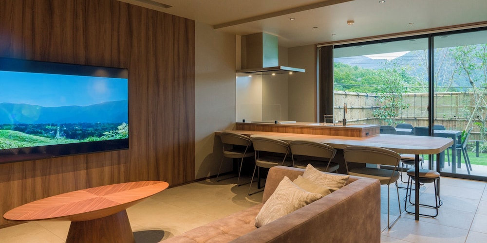 [D] 2クイーンベッド + 小上り (ドッグフレンドリー) / 6名 禁煙 客室内のダイニングエリア1 | Rakuten STAY TERRACE 箱根小涌谷