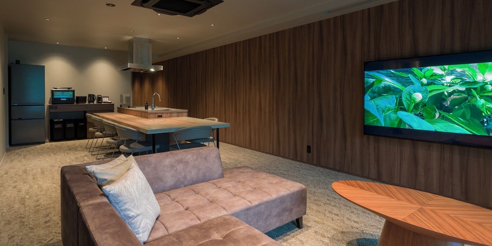 [C] 2クイーンベッド + 1キングベッド / ペット不可 6名定員 禁煙 | Rakuten STAY TERRACE 箱根小涌谷