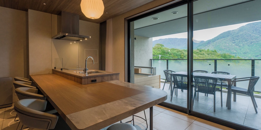 [B] スイート (2クイーンベッド + 1キングベッド) / ペット不可 6名定員 禁煙 客室内のダイニングエリア1 | Rakuten STAY TERRACE 箱根小涌谷