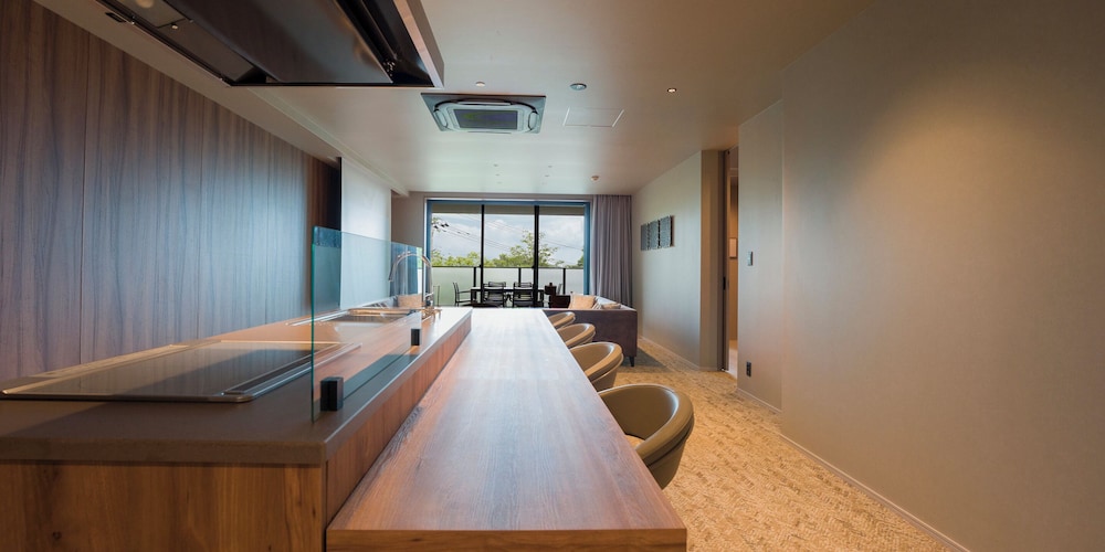 [C] 2クイーンベッド + 1キングベッド / ペット不可 6名定員 禁煙 客室0 | Rakuten STAY TERRACE 箱根小涌谷