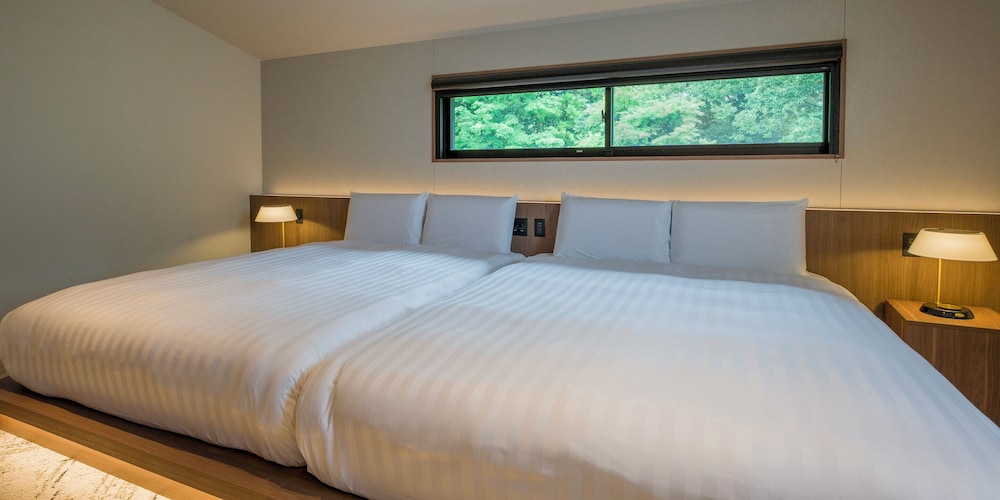 [B] スイート (2クイーンベッド + 1キングベッド) / ペット不可 6名定員 禁煙 客室1 | Rakuten STAY TERRACE 箱根小涌谷