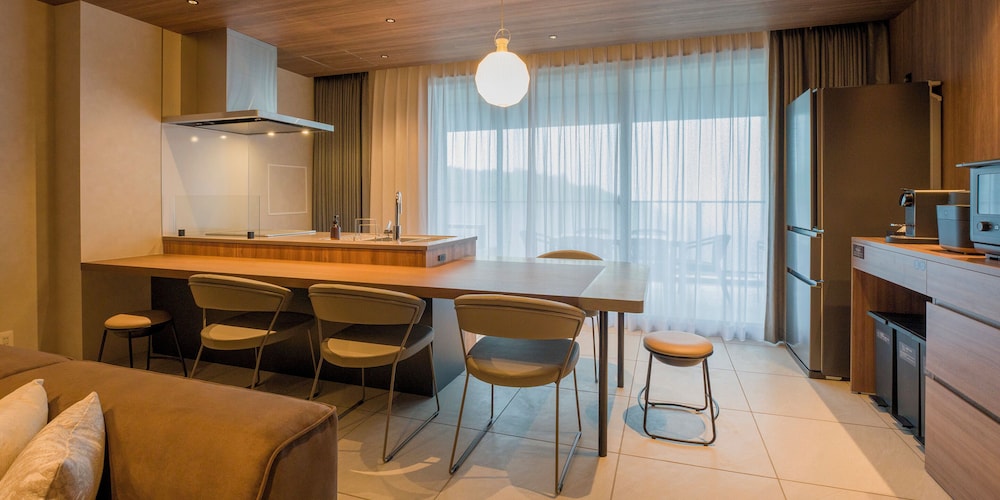 [B] スイート (2クイーンベッド + 1キングベッド) / ペット不可 6名定員 禁煙 専用キッチン0 | Rakuten STAY TERRACE 箱根小涌谷