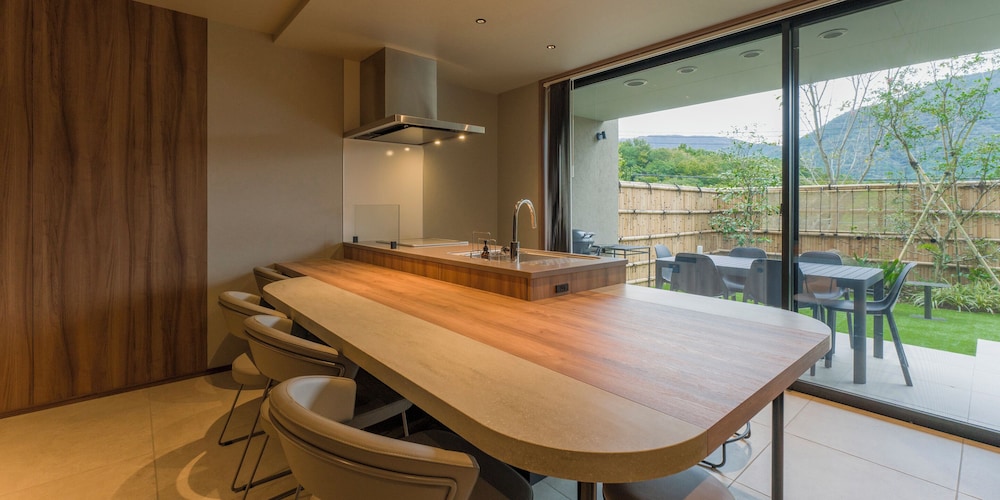 [D] 2クイーンベッド + 小上り (ドッグフレンドリー) / 6名 禁煙 専用キッチン1 | Rakuten STAY TERRACE 箱根小涌谷