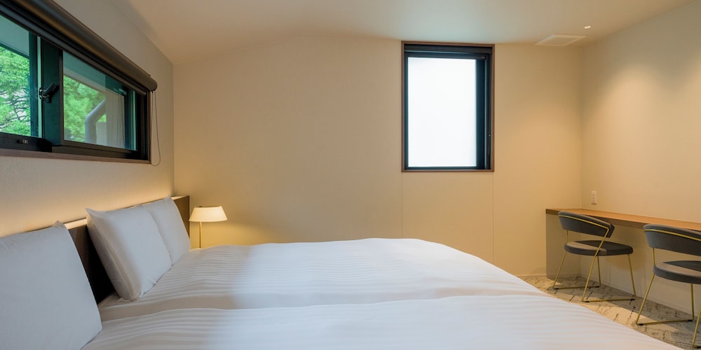 [B] スイート (2クイーンベッド + 1キングベッド) / ペット不可 6名定員 禁煙 客室3 | Rakuten STAY TERRACE 箱根小涌谷