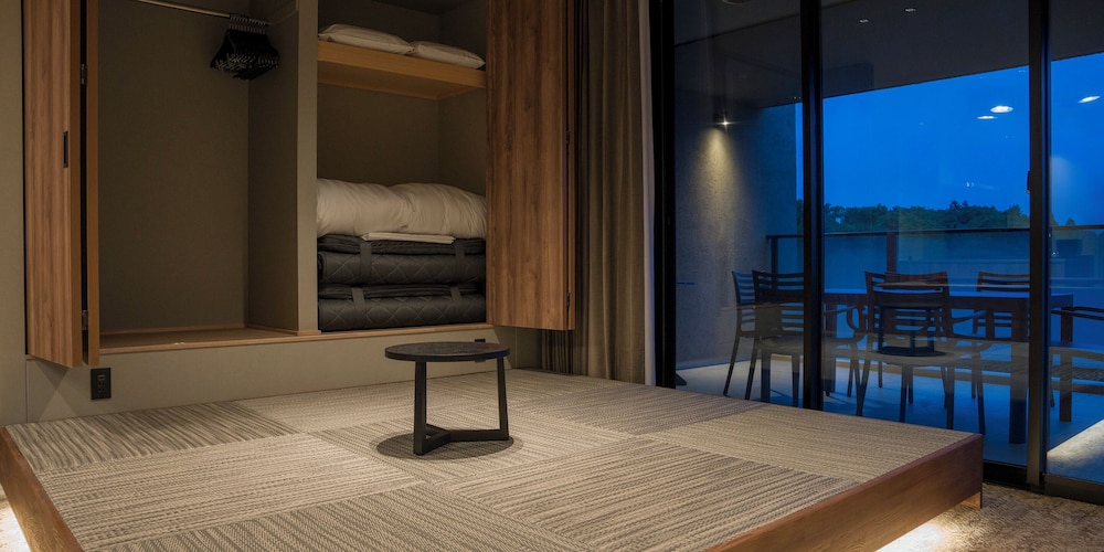 [E] 2クイーンベッド＋小上り / ペット不可 ～5名 禁煙 客室2 | Rakuten STAY TERRACE 箱根小涌谷
