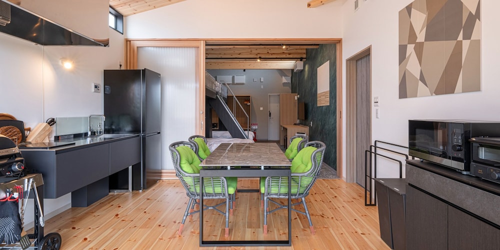 コテージ マウンテンビュー 客室内のダイニングエリア1 | HOTEL SOBOKU