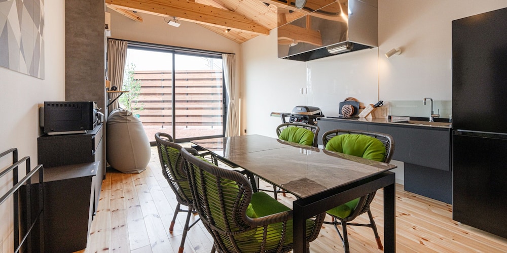 コテージ 客室内のダイニングエリア0 | HOTEL SOBOKU