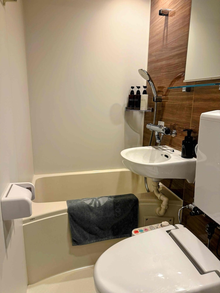 スタンダード ツインルーム シングルベッド 2 台 シティビュー バスルーム0 | COCOYO HOTEL 大塚