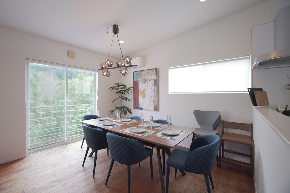 ファミリー ヴィラ 禁煙 パティオ 客室内のダイニングエリア1 | INOVE VILLA Ritto