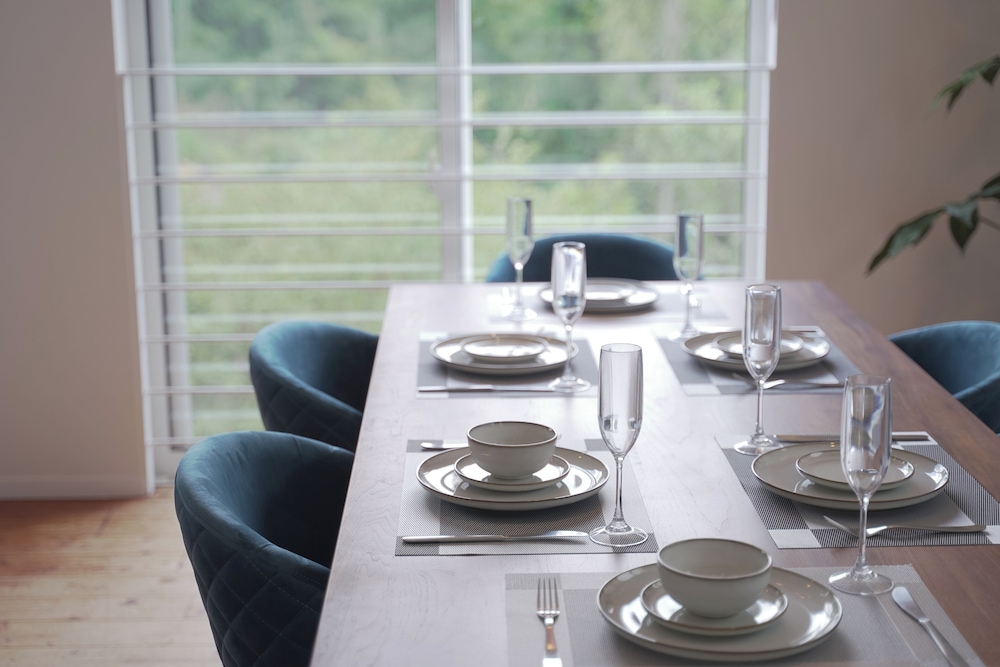 ファミリー ヴィラ 禁煙 パティオ 客室内のダイニングエリア2 | INOVE VILLA Ritto