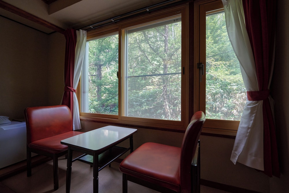 ベーシック ツインルーム 客室1 | 石の湯ロッジ