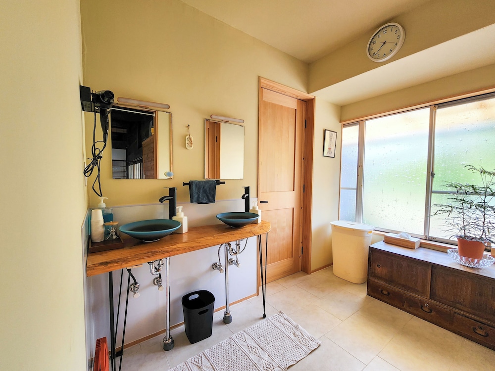 ダブルルーム マウンテンビュー バスルームのシンク0 | ゲストハウスみかんせい