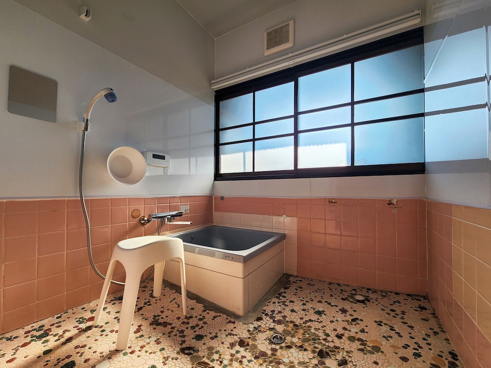 ダブルルーム マウンテンビュー 深めの浴槽0 | ゲストハウスみかんせい