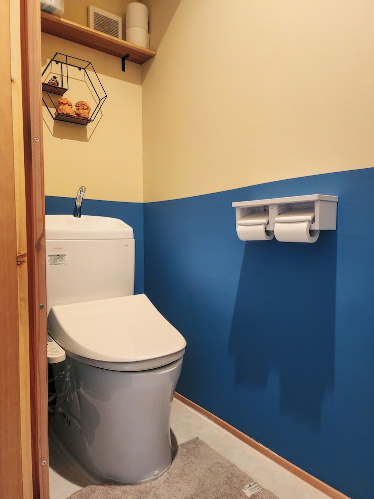 ダブルルーム マウンテンビュー バスルーム1 | ゲストハウスみかんせい