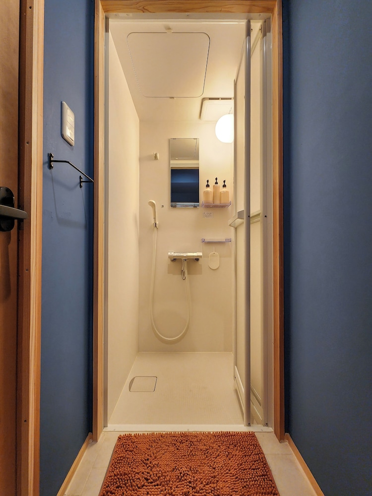 ダブルルーム マウンテンビュー バスルームのシャワー1 | ゲストハウスみかんせい