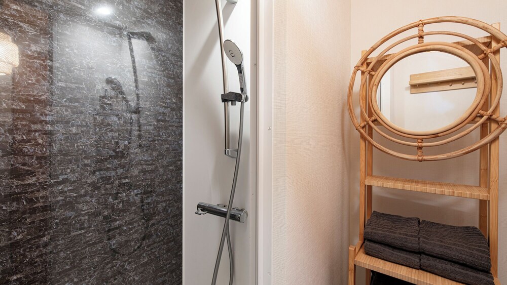 デラックス ヴィラ キッチン シティビュー バスルーム1 | 春風荘 天下茶屋