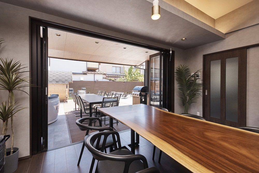 ラグジュアリー ヴィラ リビング エリア3 | IZA takashima 湊