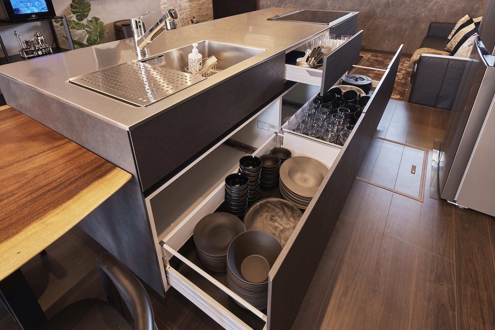 ラグジュアリー ヴィラ 専用キッチン1 | IZA takashima 湊