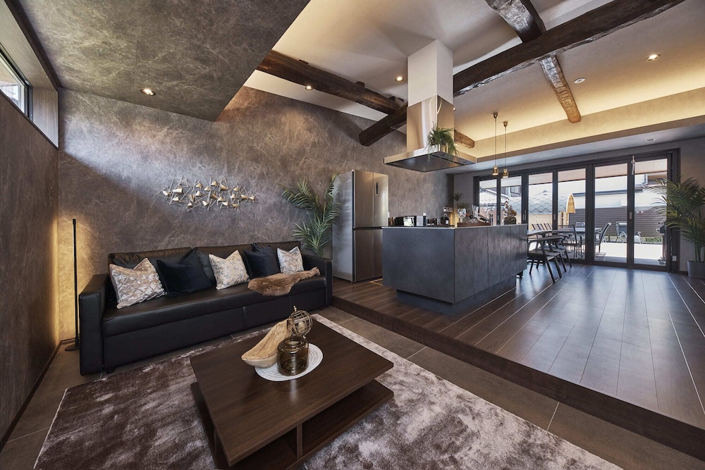 ラグジュアリー ヴィラ リビング エリア1 | IZA takashima 湊