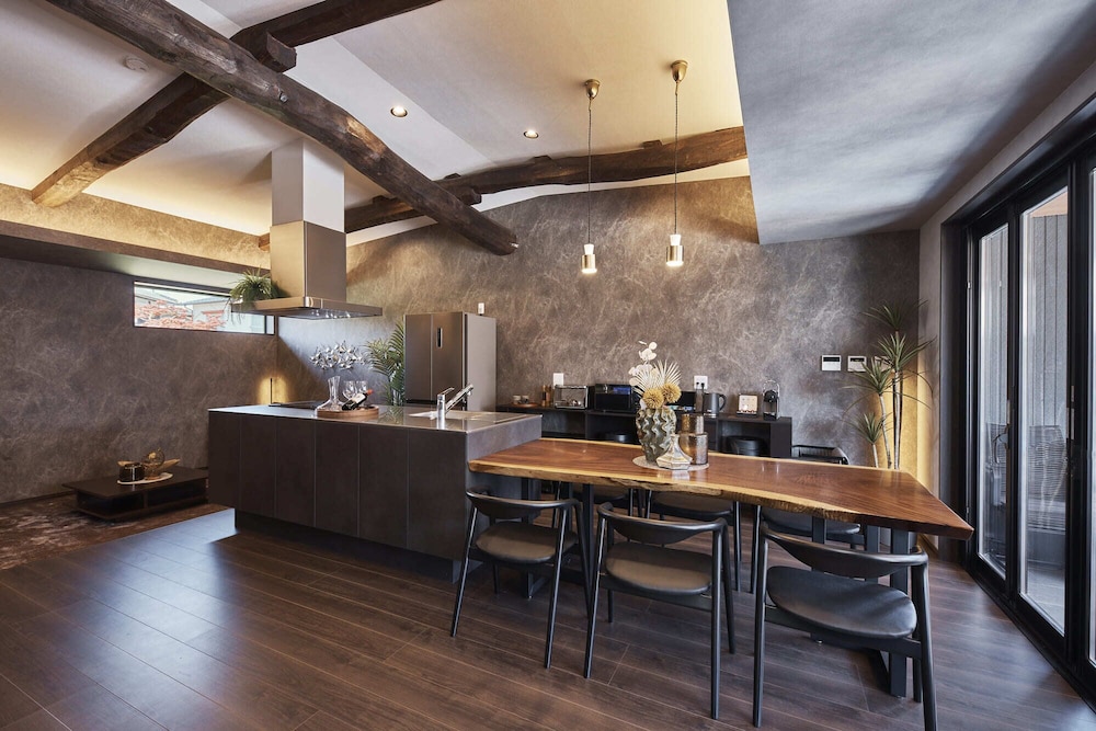 ラグジュアリー ヴィラ リビング エリア0 | IZA takashima 湊