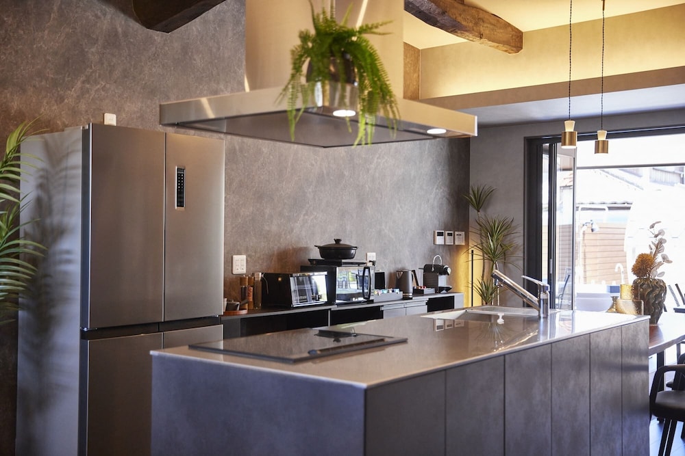 ラグジュアリー ヴィラ 専用キッチン0 | IZA takashima 湊