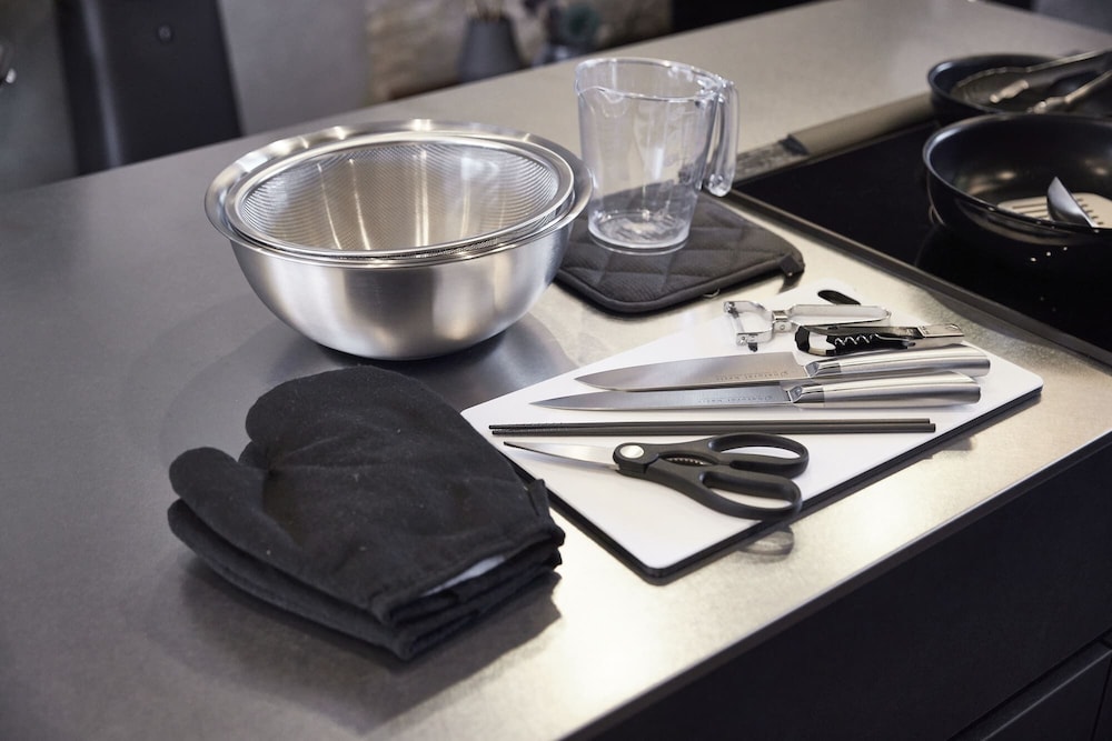 ラグジュアリー ヴィラ 専用キッチン2 | IZA takashima 湊