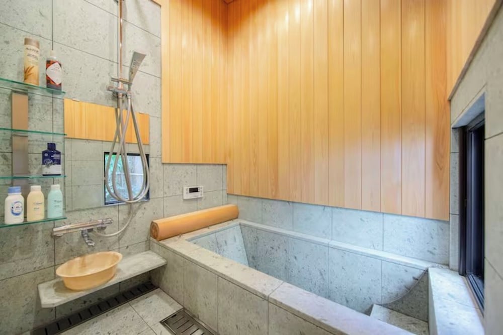 クラシック タウンホーム ベッド (複数台) ガーデンビュー バスルーム2 | Retreat Kamikashiwano