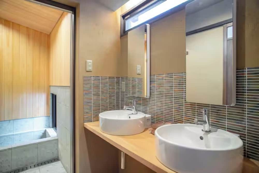 クラシック タウンホーム ベッド (複数台) ガーデンビュー バスルーム0 | Retreat Kamikashiwano