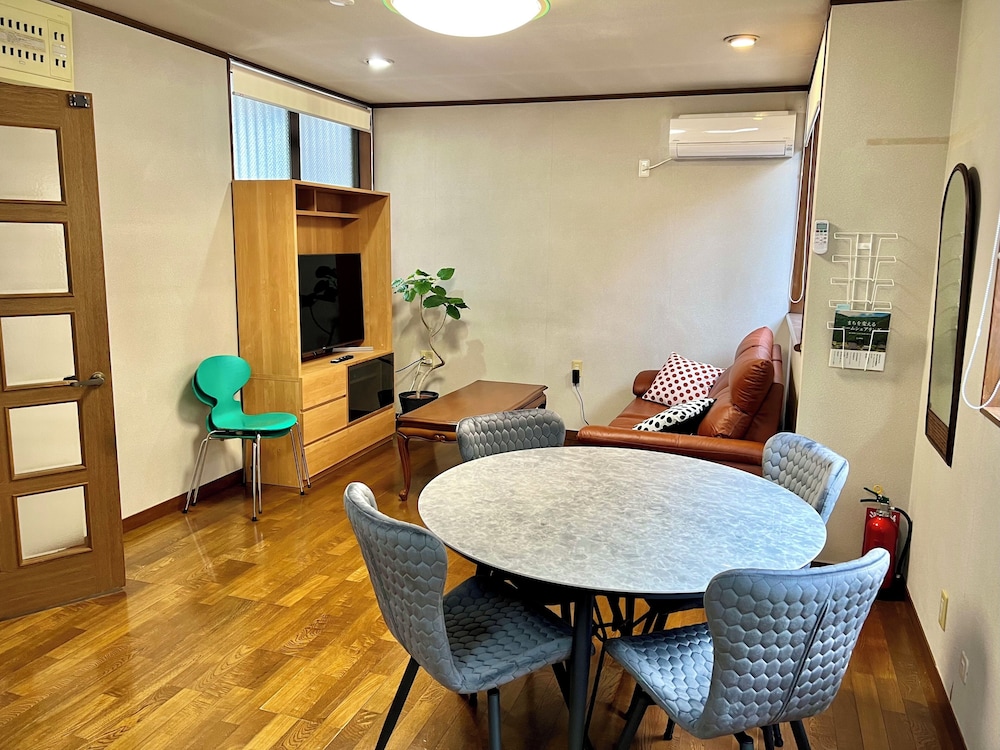 デラックス ハウス 3 ベッドルーム リビング エリア1 | SUMITSUGU HOUSE Station