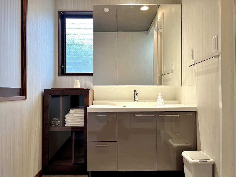 デラックス ハウス 3 ベッドルーム バスルームのシンク0 | SUMITSUGU HOUSE Station