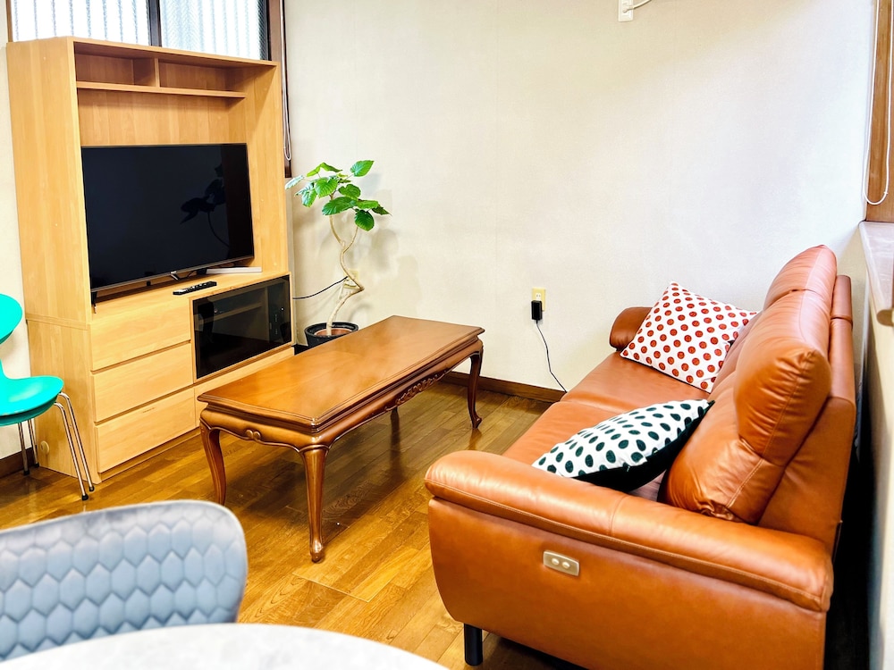 デラックス ハウス 3 ベッドルーム リビング エリア4 | SUMITSUGU HOUSE Station