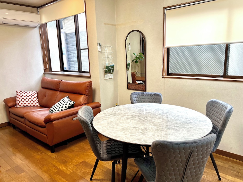 デラックス ハウス 3 ベッドルーム 客室内のダイニングエリア0 | SUMITSUGU HOUSE Station