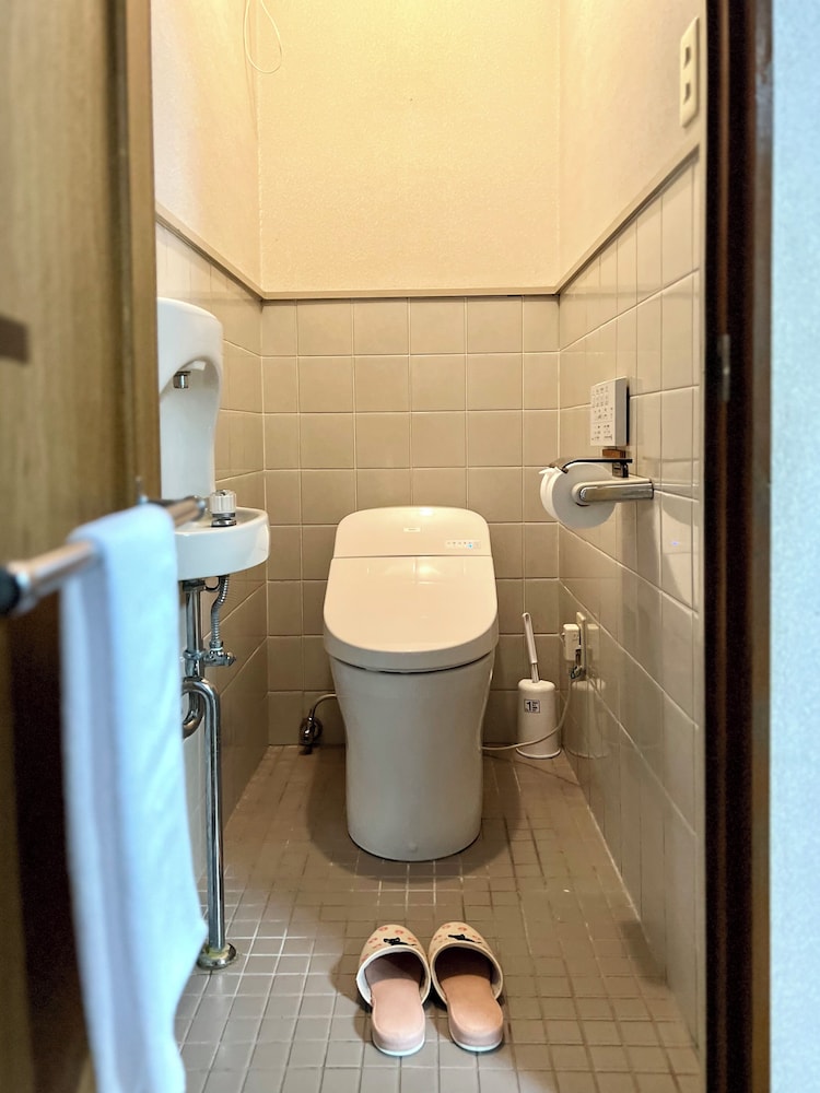 デラックス ハウス 3 ベッドルーム バスルーム1 | SUMITSUGU HOUSE Station