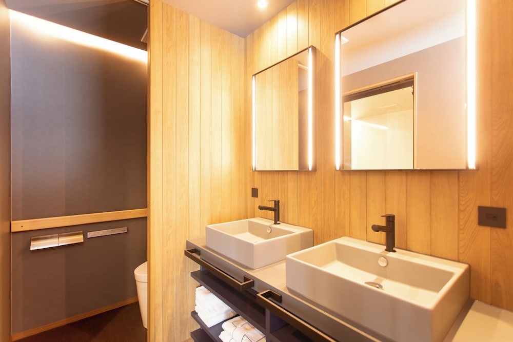 デラックス トリプルルーム バスルーム0 | ホテルエスノグラフィー清水五条